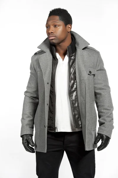 Afryki amerykański człowiek ubrany w szarą kurtkę — Zdjęcie stockowe