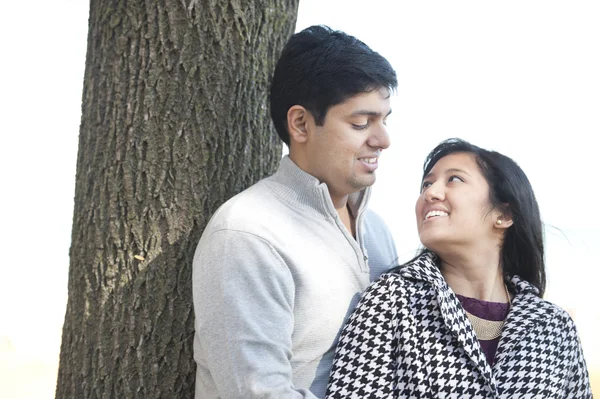 Un jeune couple indien heureux — Photo