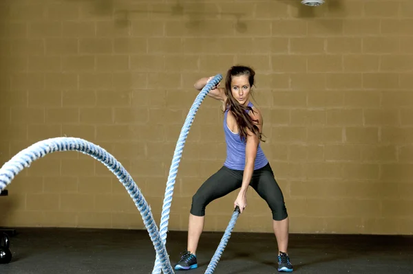 Entrenamiento de mujer con cuerdas de entrenamiento atlético —  Fotos de Stock