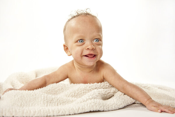 Симпатичный ребенок на белом
