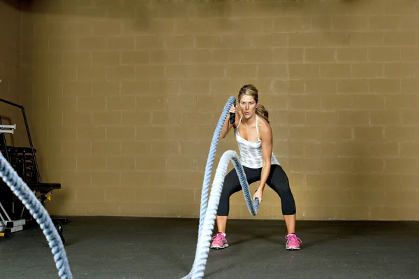 Allenamento femminile con corde da allenamento atletico — Foto Stock