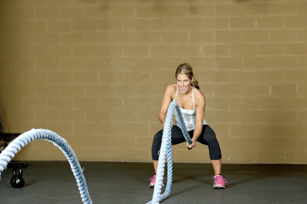 Allenamento femminile con corde da allenamento atletico — Foto Stock