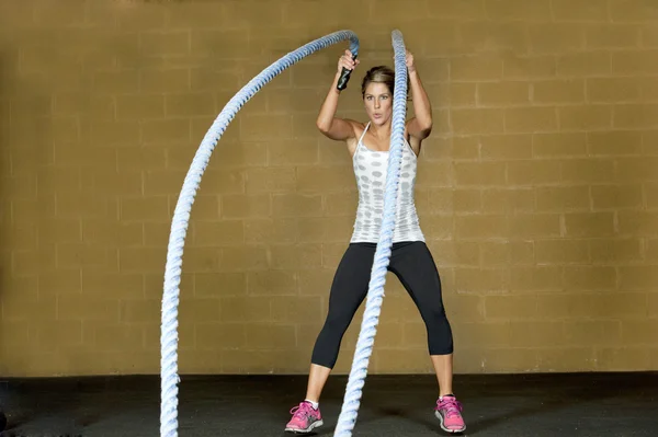 Entrenamiento de mujer con cuerdas de entrenamiento atlético — Foto de Stock