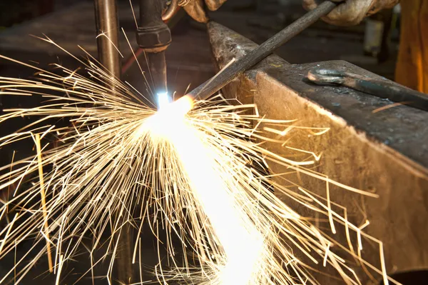 Metal fabricator utilizing a torch to heat up a piece of metal — Stock Photo, Image