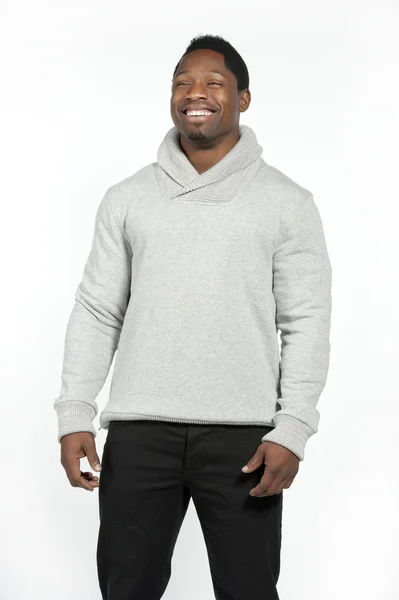 Hombre afroamericano en suéter gris — Foto de Stock