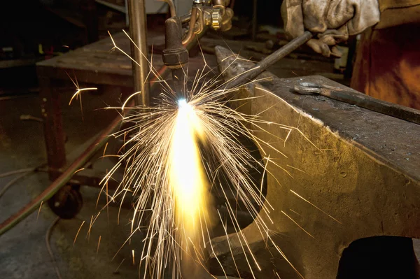 Металлообработчик с помощью факела — стоковое фото