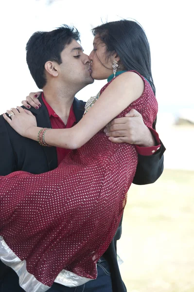 Un giovane felice indiano coppia baci — Foto Stock