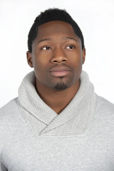 Hombre afroamericano en suéter gris — Foto de Stock