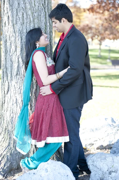 Una giovane coppia indiana felice — Foto Stock
