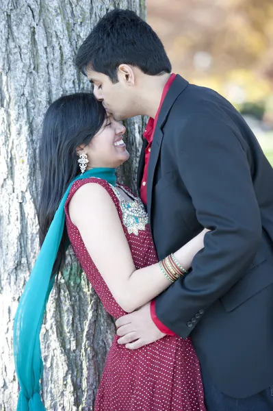 Un joven indio feliz besando a su novia en la frente — Foto de Stock