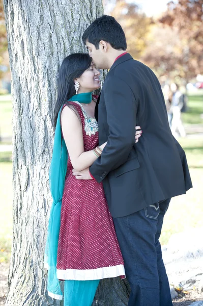 額に彼の花嫁をキス若い幸せなインド人 — ストック写真