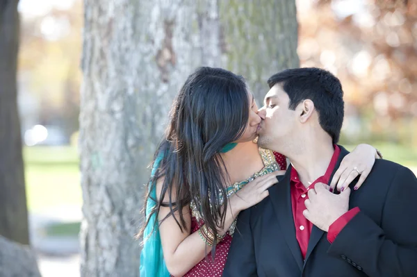 Una giovane coppia indiana felice — Foto Stock