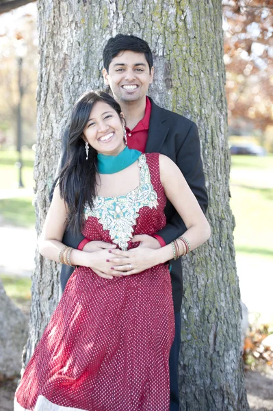 Молодая счастливая индийская пара — стоковое фото