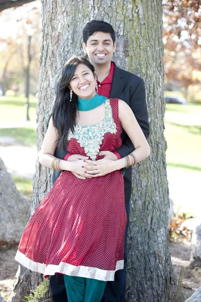 Mutlu bir genç Hintli Çift — Stok fotoğraf