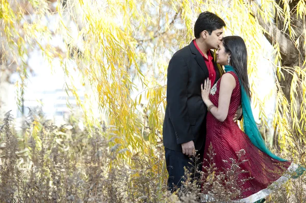 Indischer Mann küsst Braut auf die Stirn — Stockfoto