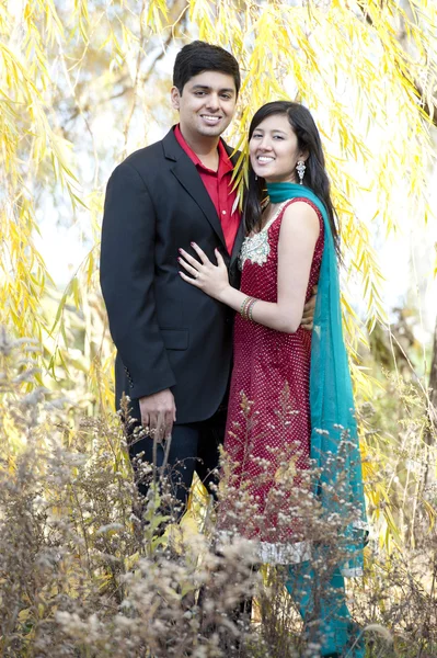 젊은 행복 한 인도 커플 — 스톡 사진