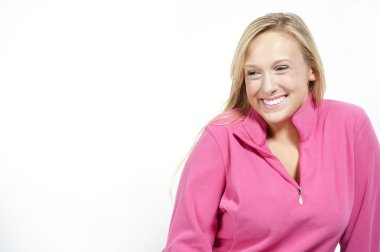 Pembe bir kazak giyen kadın sarışın