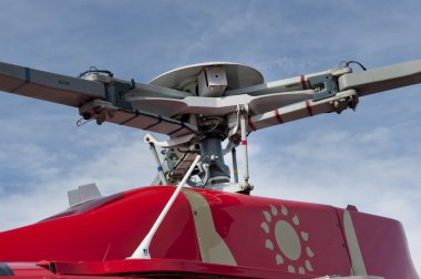 Kırmızı helikopter kanatları