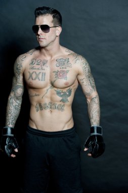 Güneş gözlüğü takıyor poz çekici beyaz erkek vücut Oluşturucu