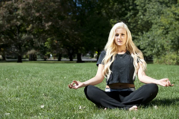 Postura del yoga por un modelo femenino — Foto de Stock