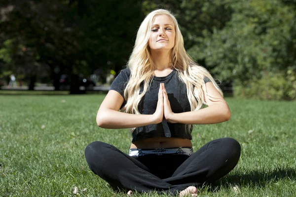 Yogaställning av en kvinnlig modell — Stockfoto