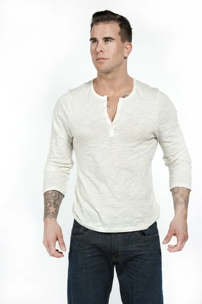 Bílý muž v bílém tričku a džínách — Stock fotografie