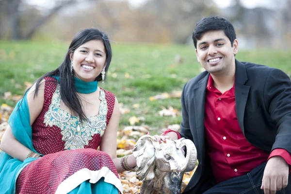 Un jeune couple indien heureux posant avec l'éléphant — Photo