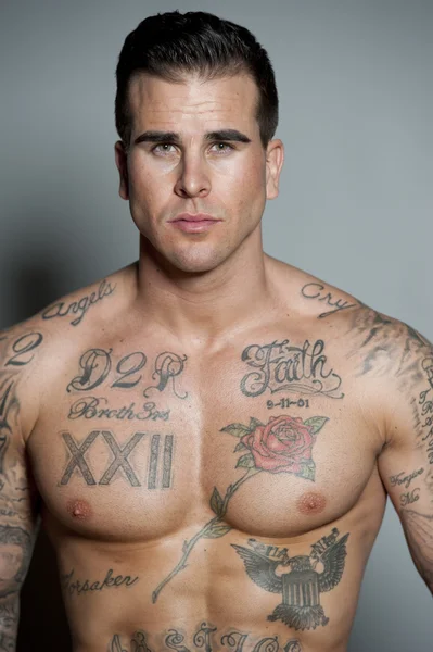 Kaslı atletik erkek