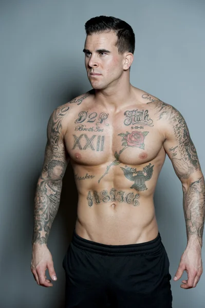 Kaslı atletik erkek