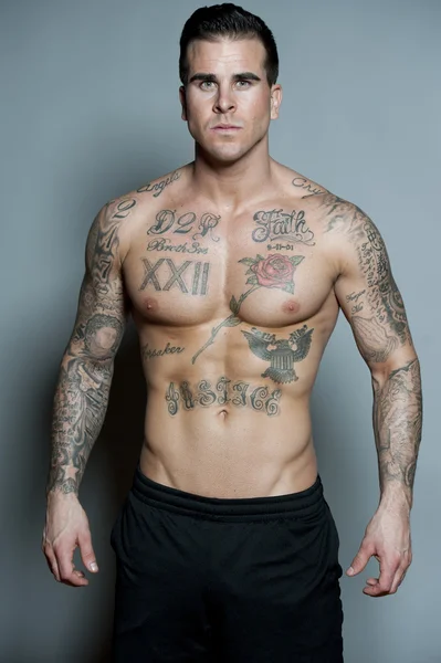 Kaslı atletik erkek