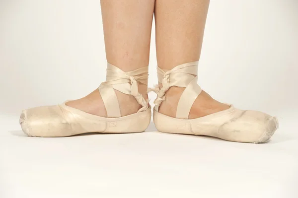 De benen van de vrouw met Ballet shoes — Stockfoto