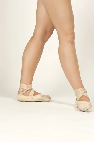 De benen van de vrouw met Ballet shoes — Stockfoto