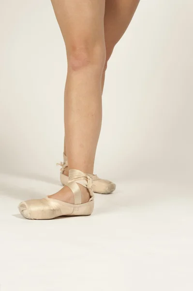 De benen van de vrouw met Ballet shoes — Stockfoto