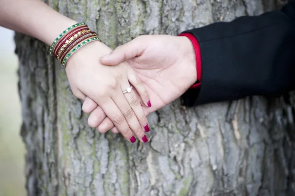 Índio casal noivado mãos — Fotografia de Stock