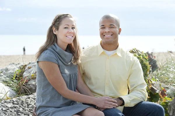 Young couple posing on a sunny day — Stock Photo, Image