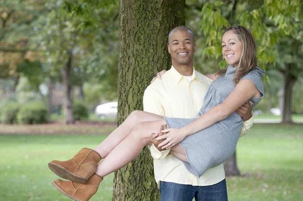 Ungt par poserar på en solig dag — Stockfoto