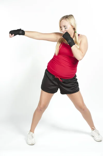 Menina se prepara para caixa vestindo envoltórios de boxe preto — Fotografia de Stock