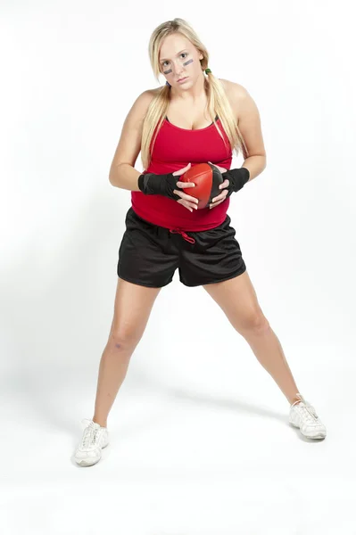 Blondes Model mit rot-schwarzem Fußball — Stockfoto