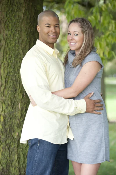 Jeune couple posant par une journée ensoleillée — Photo