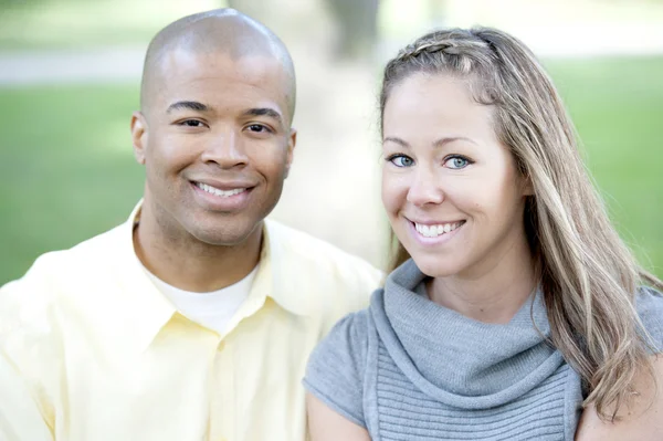 Jeune couple posant par une journée ensoleillée — Photo