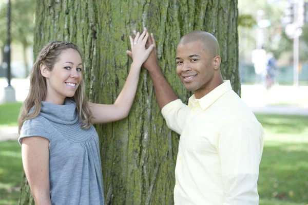 Jeune couple posant par une journée ensoleillée — Photo