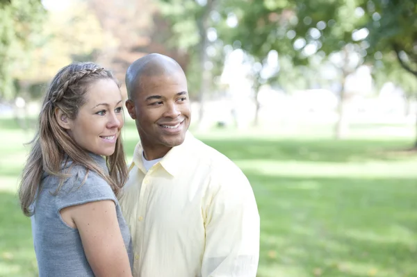 Młody interracial para w parku — Zdjęcie stockowe