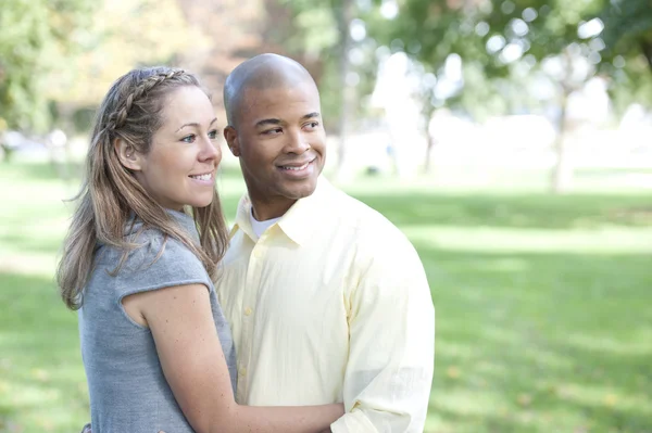 Jovem casal interracial no parque — Fotografia de Stock