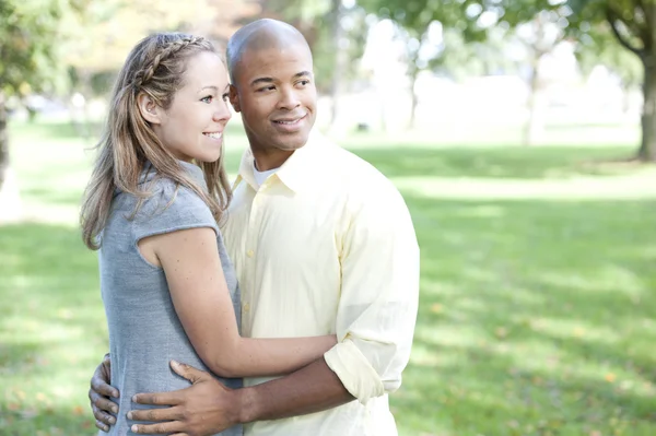 Joven pareja interracial en el parque — Foto de Stock