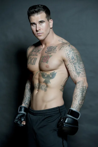 Çekici beyaz erkek vücut Builder Posing