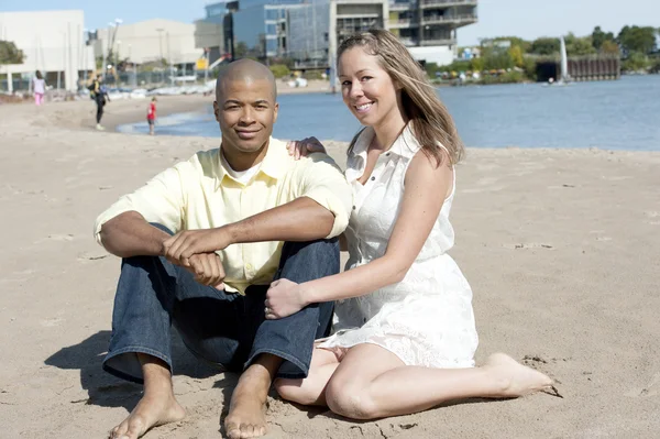 Interracial para na plaży — Zdjęcie stockowe