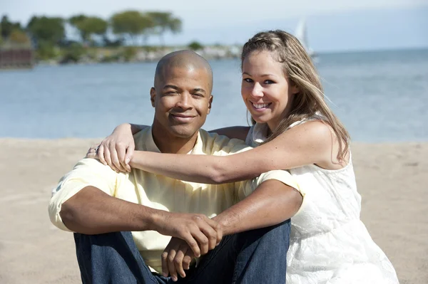 Casal inter-racial na praia — Fotografia de Stock