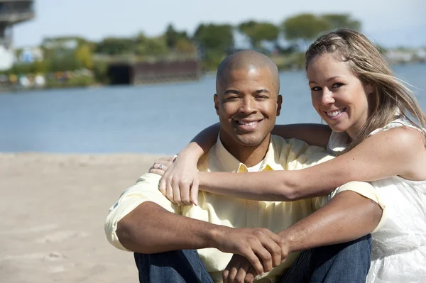 Sex tussen verschillendre rassen paar op het strand — Stockfoto