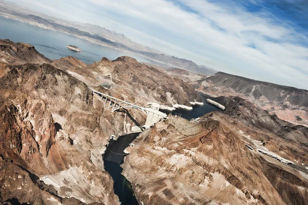 Büyük Kanyon, bir su akışı ikisinin arasında dağlar. — Stok fotoğraf
