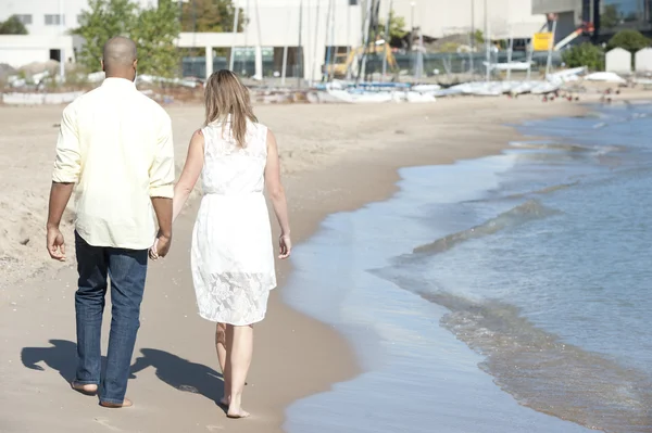 Interracial couple on the beach — Stock Photo, Image